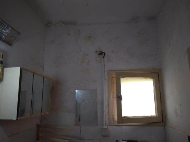 שיפוץ קיר באמבטיה לפני